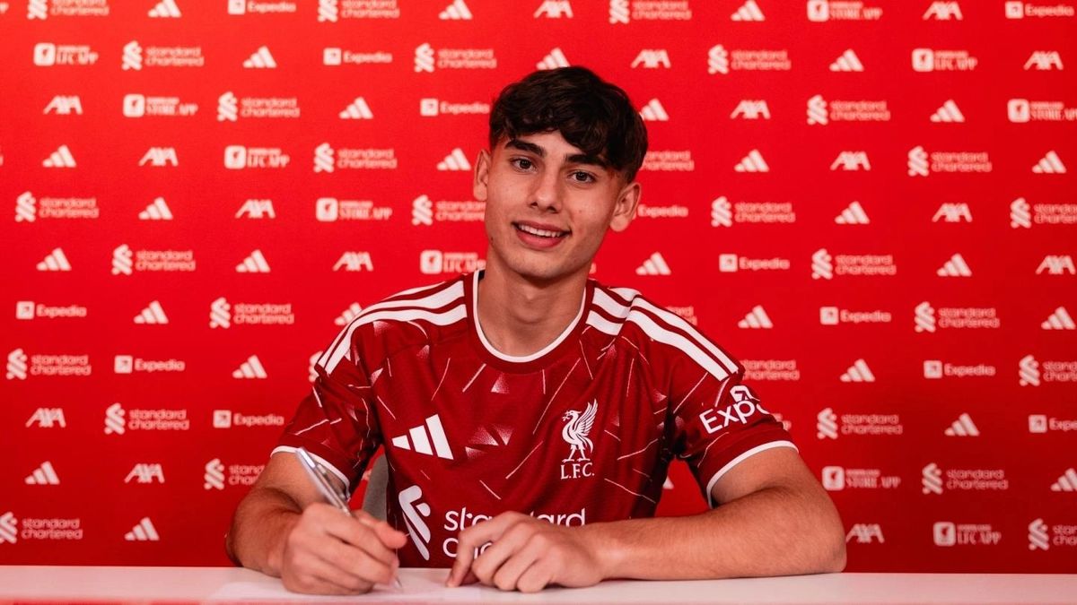 Farkas Erik profi szerződést írt alá Liverpoolban.